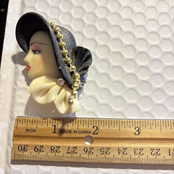 Vintage Signed Jaretta Glamour Gatsby Flapper Art Deco Lady Face Bow Hat Brooch - Picture 1 of 6